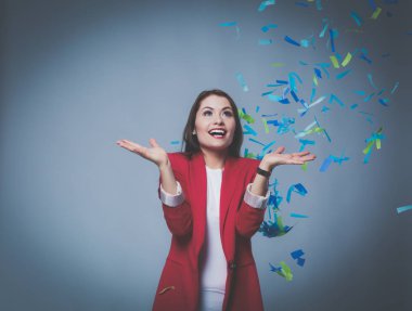 Konfeti kutlama parti güzel mutlu kadın. Doğum günü veya yeni yıl arifesi kavramı kutlama.