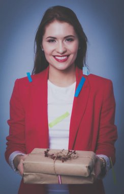 Hediye kutusu ile konfeti kutlama partisinde güzel mutlu kadınla. Doğum günü veya yeni yıl arifesi kavramı kutlama