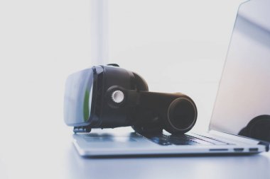 Bilgisayarlı sanal gerçeklik gözlükleri. İş. 3D teknoloji