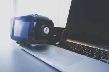 Bilgisayarlı sanal gerçeklik gözlükleri. İş. 3D teknoloji