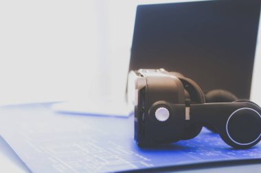 Bilgisayarlı sanal gerçeklik gözlükleri. İş. 3D teknoloji