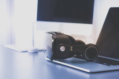 Bilgisayarlı sanal gerçeklik gözlükleri. İş. 3D teknoloji