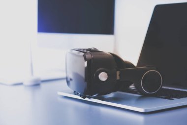 Bilgisayarlı sanal gerçeklik gözlükleri. İş. 3D teknoloji