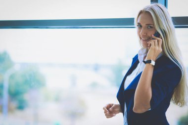 Yound kadın ayakta ofisindeki kahve iç. Yound kadın