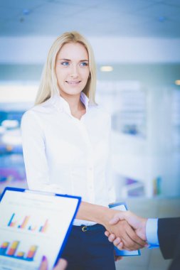 Birbirleri ile el sıkışan iki başarılı iş adamları. İki başarılı iş adamları