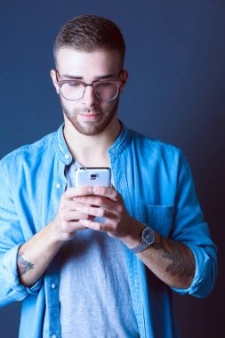 Metin mesajlaşma delikanlı holding telefon gülümseyen