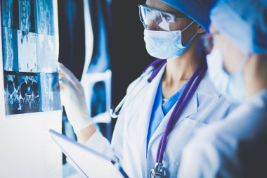 Hastanede röntgen çektiren iki kadın doktor..