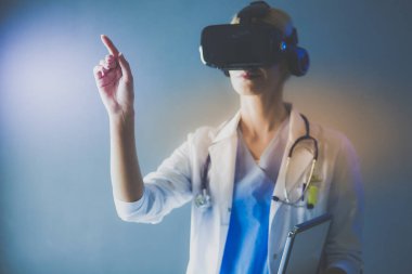 Sanal gerçeklik gözlüğü takan kadın doktor beyaz arka planda izole edilmiş..