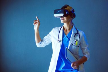 Sanal gerçeklik gözlüğü takan kadın doktor beyaz arka planda izole edilmiş..