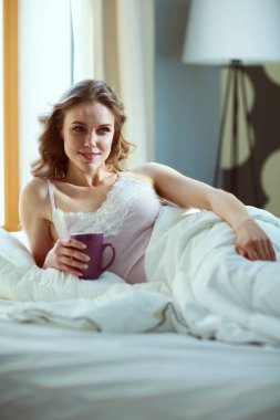 Genç kadın yatakta yatan ise kahve veya çay içme.