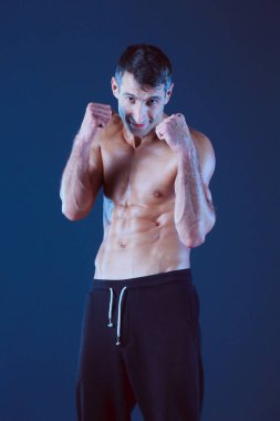 Genç adam boks pratik profil görünümü. Kişisel eğitmen. Kişisel eğitim.