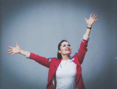 Portreit güzel mutlu kadın ile konfeti kutlama partisinde. Doğum günü veya yeni yıl arifesi kavramı kutlama.