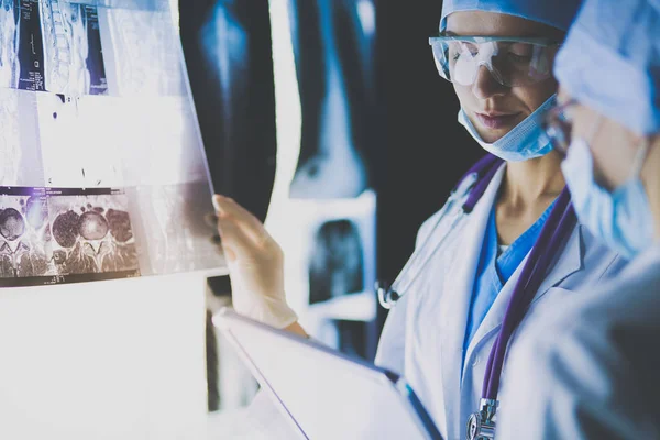 Dos mujeres médicas que miran rayos X en un hospital. — Foto de Stock