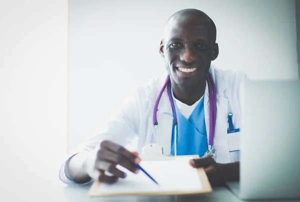 Klinikteki masada bilgisayar kullanırken kulaklık takan genç bir doktorun portresi. Doktor.. — Stok fotoğraf