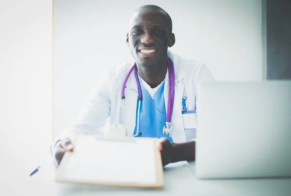 Klinikteki masada bilgisayar kullanırken kulaklık takan genç bir doktorun portresi. Doktor.. — Stok fotoğraf