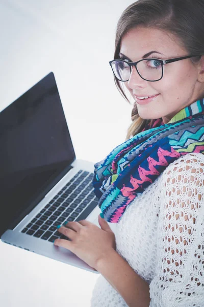 Adolescent souriant avec ordinateur portable sur fond blanc. Étudiant . — Photo