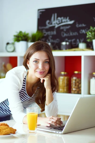 Retrato de una mujer bonita sosteniendo un vaso con sabroso jugo. Retrato de una mujer bonita —  Fotos de Stock