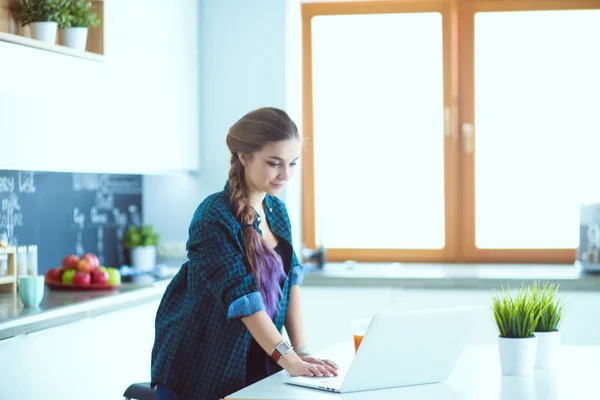 Belle jeune femme médecin souriante assise au bureau et écrivant. — Photo