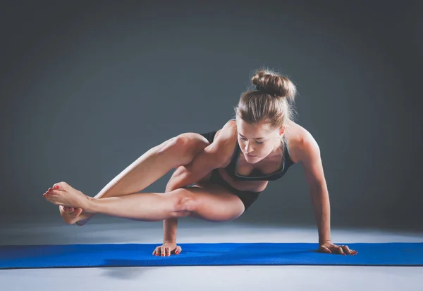 Portret sport dziewczyna robi joga, stretching ćwiczenia. Joga — Zdjęcie stockowe