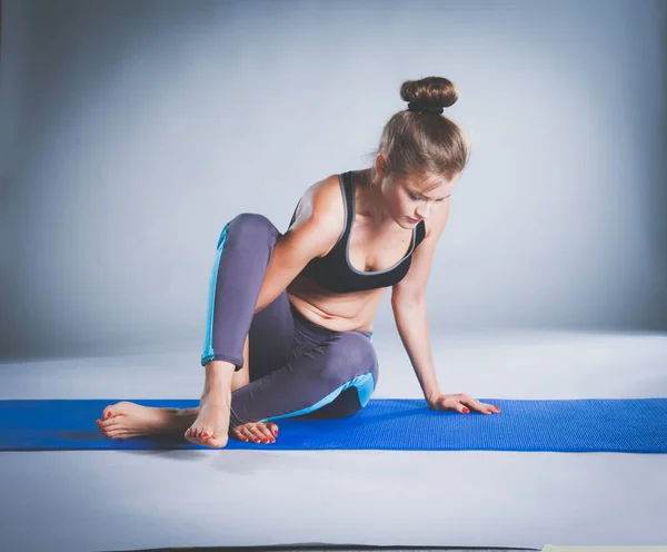 Portrait de fille sportive faisant du yoga exercice d'étirement. yoga — Photo