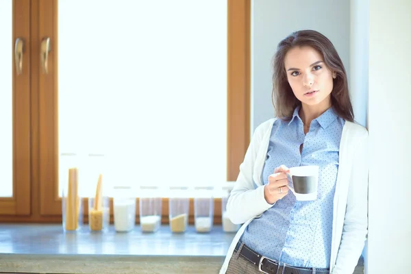 Mujer feliz bebiendo té en la cocina en casa. Mujer en casa —  Fotos de Stock