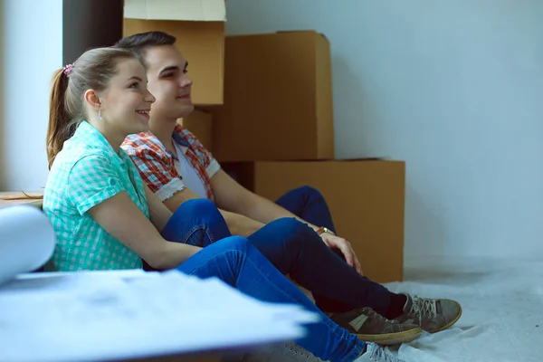 Casal a mudar-se para casa sentado no chão. Casal. — Fotografia de Stock