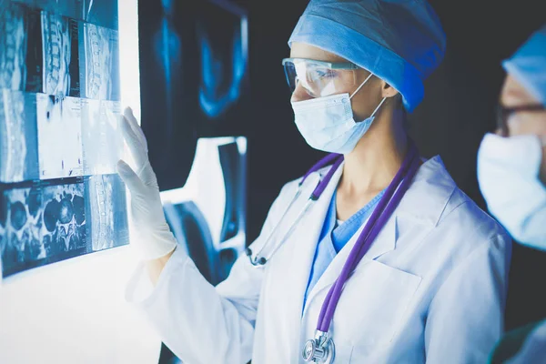 Deux femmes médecins qui regardent des radios dans un hôpital. — Photo