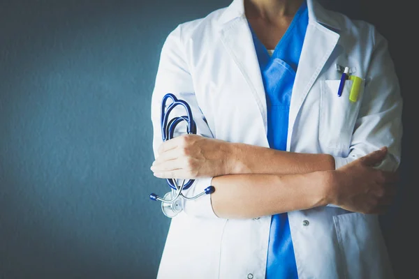 Portrét mladé ženy lékař s bílým pláštěm stojící v nemocnici. — Stock fotografie