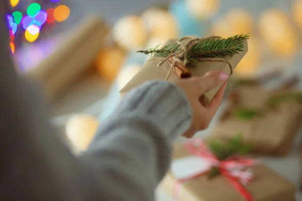 Ręce kobiety przytrzymanie pudełko świąteczne. Boże Narodzenie — Zdjęcie stockowe