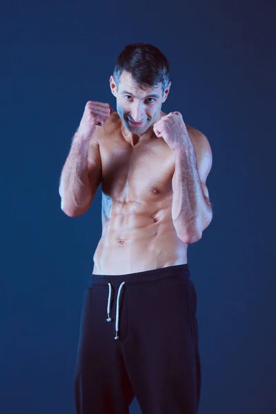 Vista de perfil del joven practicante de boxeo. Instructor personal. Formación personal . —  Fotos de Stock