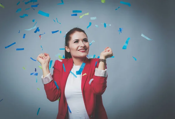 Portreit mooie gelukkige vrouw op feest feestje met confetti. Verjaardag of nieuwe jaar vooravond vieren concept. — Stockfoto