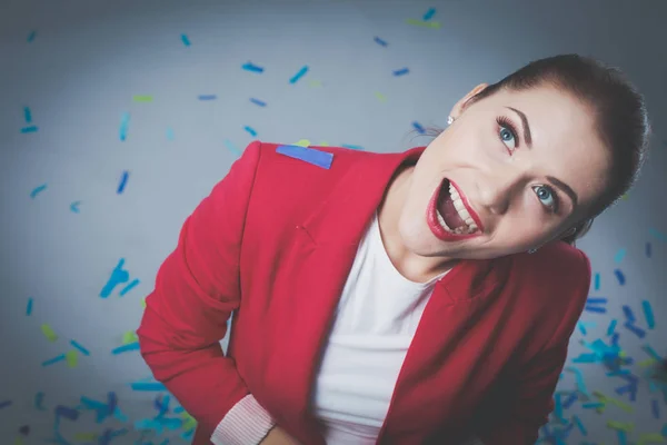 Portreit hermosa mujer feliz en la fiesta de celebración con confeti. Cumpleaños o Nochevieja celebrando concepto . —  Fotos de Stock