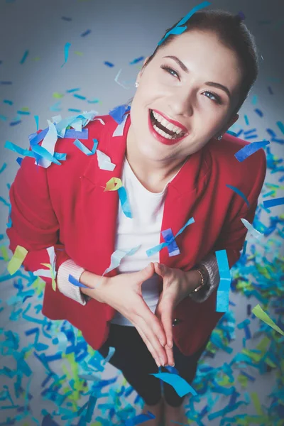 Portreit hermosa mujer feliz en la fiesta de celebración con confeti. Cumpleaños o Nochevieja celebrando concepto . — Foto de Stock