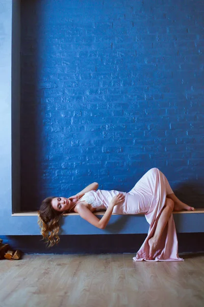 Seksi kadın şöminenin önünde. Ahşap şömine.