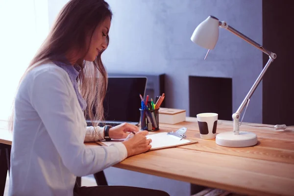 Młoda kobieta siedząca przy biurku. Bizneswoman. Rysunek. Uczeń. Miejsce pracy. Stanowisko. — Zdjęcie stockowe