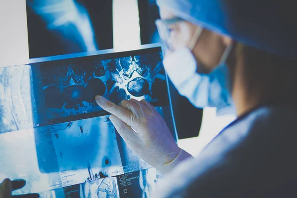 Zwei Ärztinnen betrachten Röntgenbilder in einem Krankenhaus. lizenzfreie Stockfotos