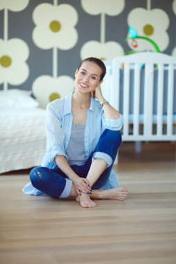 Genç kadın lotus pozisyonunda evde Yoga yapıyor. Genç kadın yoga yaparken.