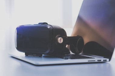 Bilgisayarlı sanal gerçeklik gözlükleri. İş. 3D teknoloji