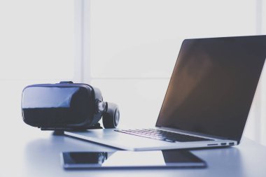 Bilgisayarlı sanal gerçeklik gözlükleri. İş. 3D teknoloji