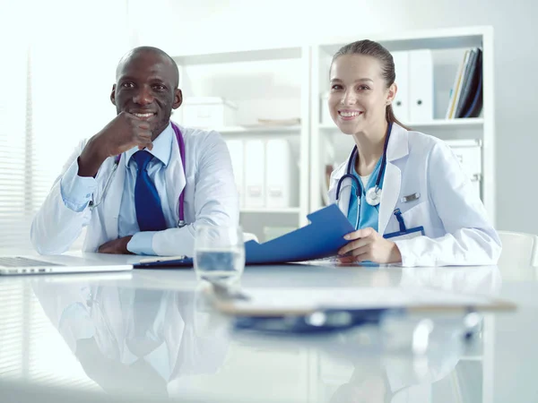 Due giovani medici felici sorridenti che stringono la mano in ufficio. Dottori. Lavoro di squadra — Foto Stock