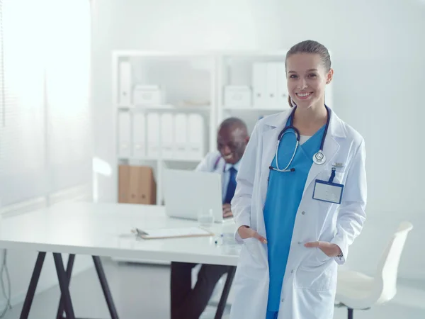Zwei glücklich lächelnde junge Mediziner beim Händeschütteln im Büro. Ärzte. Teamarbeit — Stockfoto