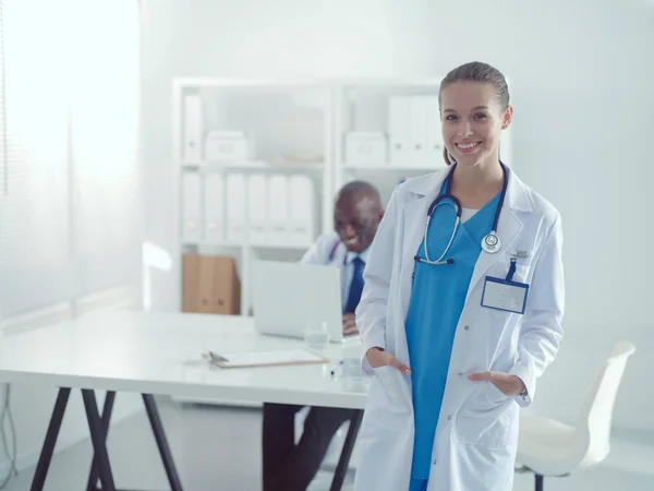 Due giovani medici felici sorridenti che stringono la mano in ufficio. Dottori. Lavoro di squadra — Foto Stock