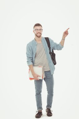 Beyaz arka plan üzerinde izole kitap tutan bir okul çantası ile bir erkek öğrenci. Eğitim olanakları. Üniversite öğrencisi.