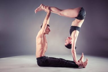 Genç çift Acro yoga mat Studio birlikte uygulamak. Acroyoga. Çift yoga. Ortak yoga.
