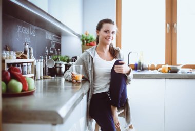 Mutfaktaki kadın. Mutfakta yemek yapmak..