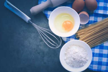 Hamur hazırlama tarifi ev yapımı ekmek, pizza ya da turta karışımı, mutfak masasının arkasında besin düzlüğü.