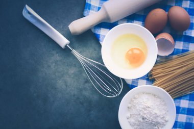 Hamur hazırlama tarifi ev yapımı ekmek, pizza ya da turta karışımı, mutfak masasının arkasında besin düzlüğü.