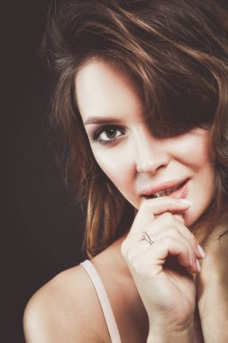 güzel narin kadın portresi. Portre. Güzellik. Göz alıcı bir görünüm.