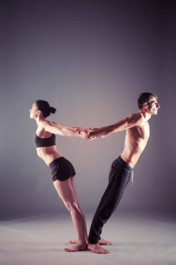 Genç çift Acro yoga mat Studio birlikte uygulamak. Acroyoga. Çift yoga. Ortak yoga.