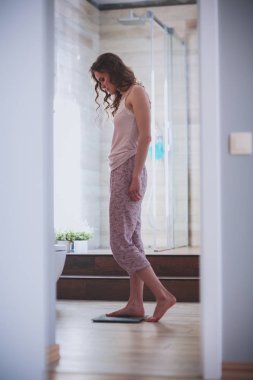 Banyo üzerinde duran genç kadın.